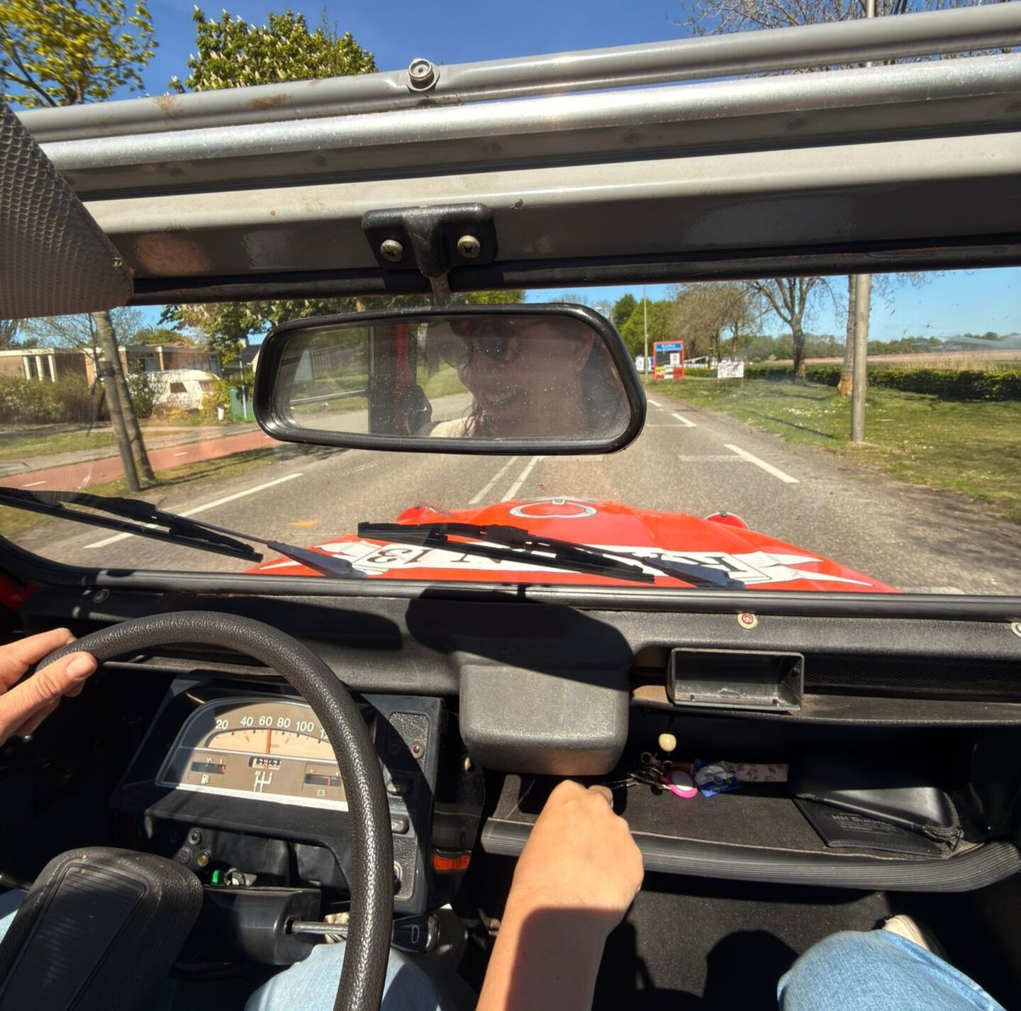 Johannes, onze klassieke 2CV, geparkeerd langs een Fries meer